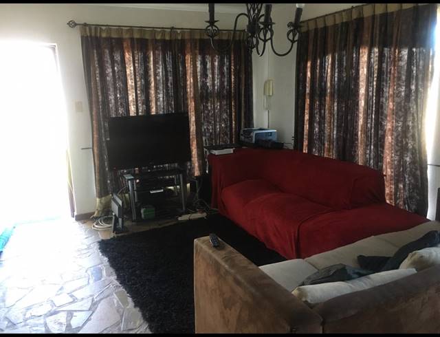 3 bed property to rent in GRASSY PARK